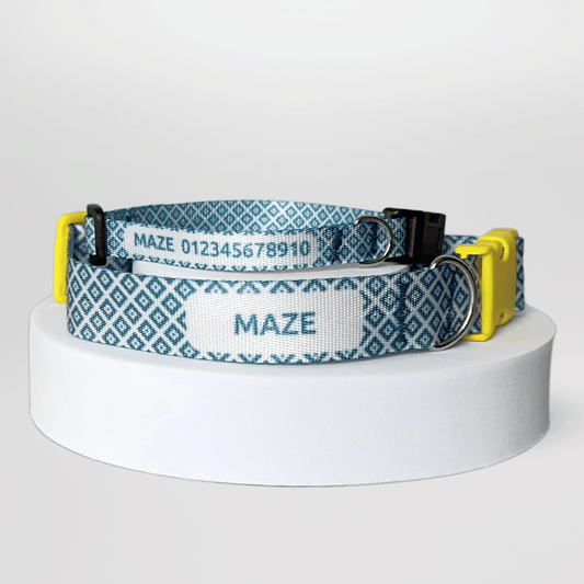 Breites und schmales personalisierbares Welpen Hundehalsband mit weiss blau Japan Muster auf einem Podest - mit Gratis Personalisierung