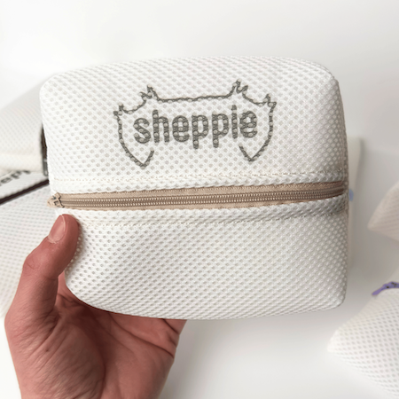 Mesh Zipper zur Aufbewahrung von Hundezubehör in der Hand