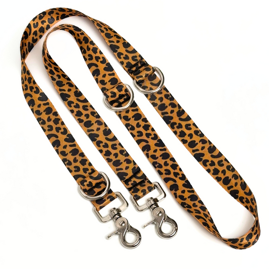 Gesamtansicht der dreifach verstellbaren Hundeleine Animal Print Leopard liegend, zum Hundehalsband mit kostenloser Personalisierung von Name und Telefonnummer