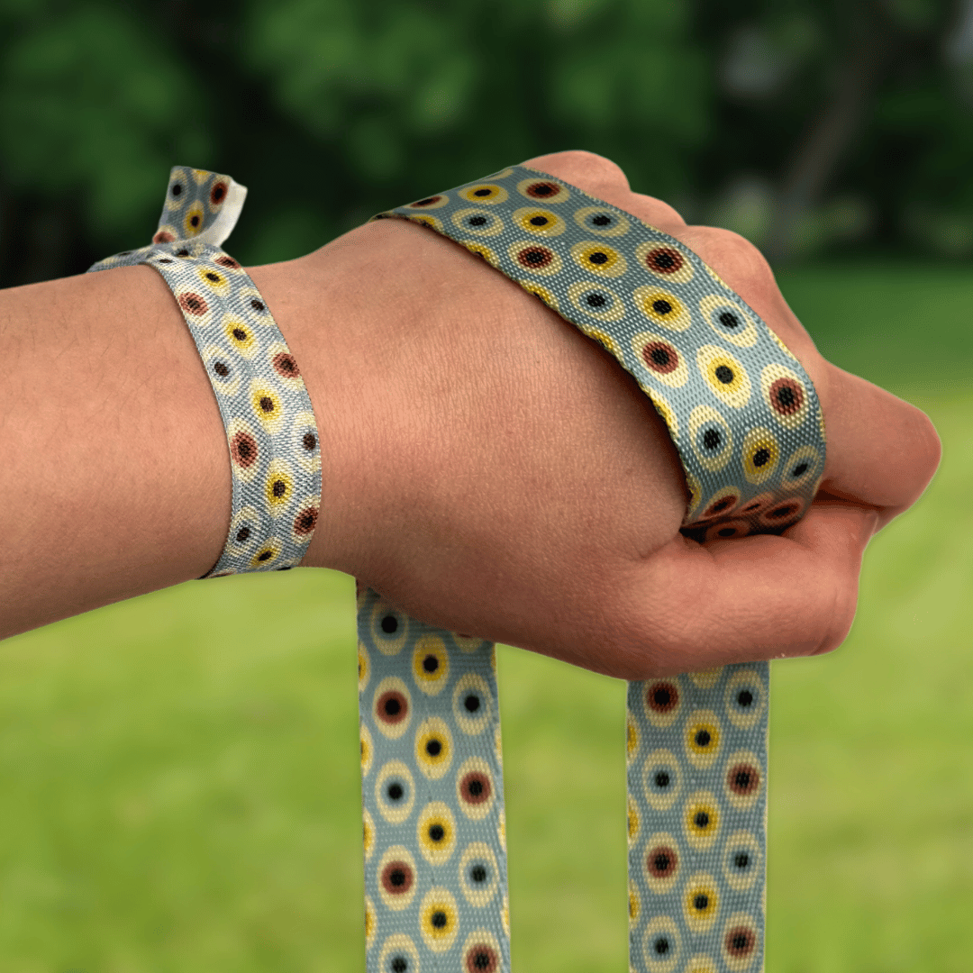 Dog Mom Hairtie Armband Haargummi mit Hundeleine. Im Hintergrund ist eine Hundewiese