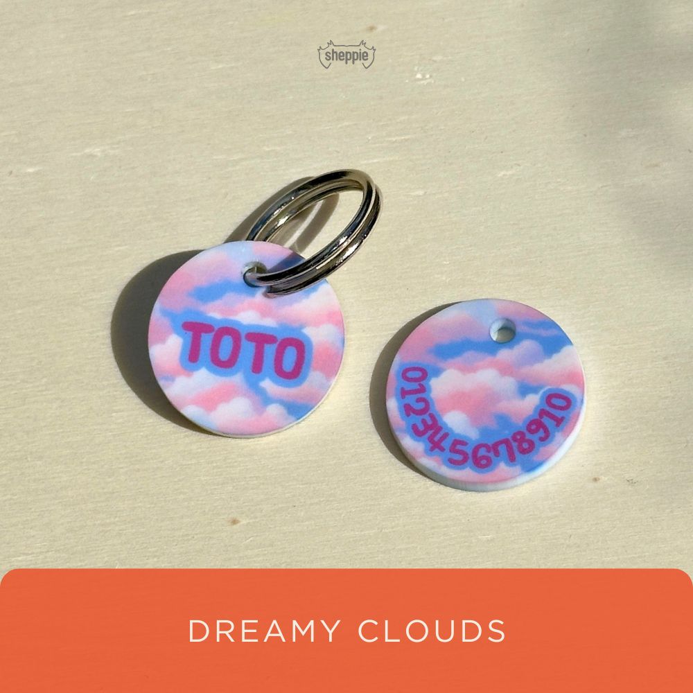 Hundemarke im Deamy Clouds-Design mit Namen und Telefonnummer gratis personalisiert. Mit Schlüsselring. Geräuschlos, rund und leicht von Sheppie.