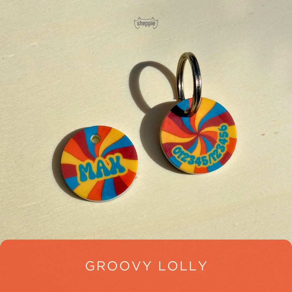 Hundemarke im Groovy Lolly-Design mit Namen und Telefonnummer. Buntes Muster mit Gravur und Schlüsselring. Geräuschlos, rund und leicht von Sheppie.