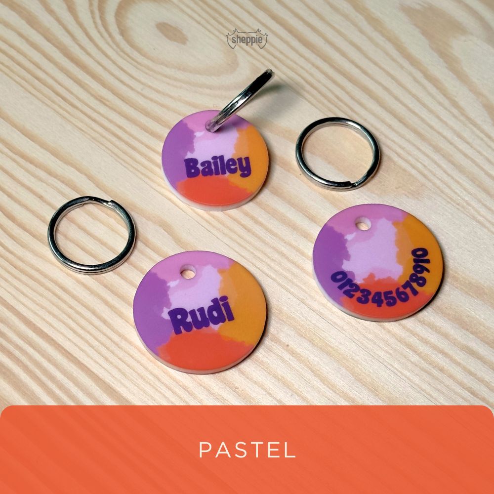Runde Hundemarke im Pastel-Design mit Namen und Telefonnummer. Geräuschlos, leicht & personalisiert von Sheppie. Ideal für sensible Hunde.