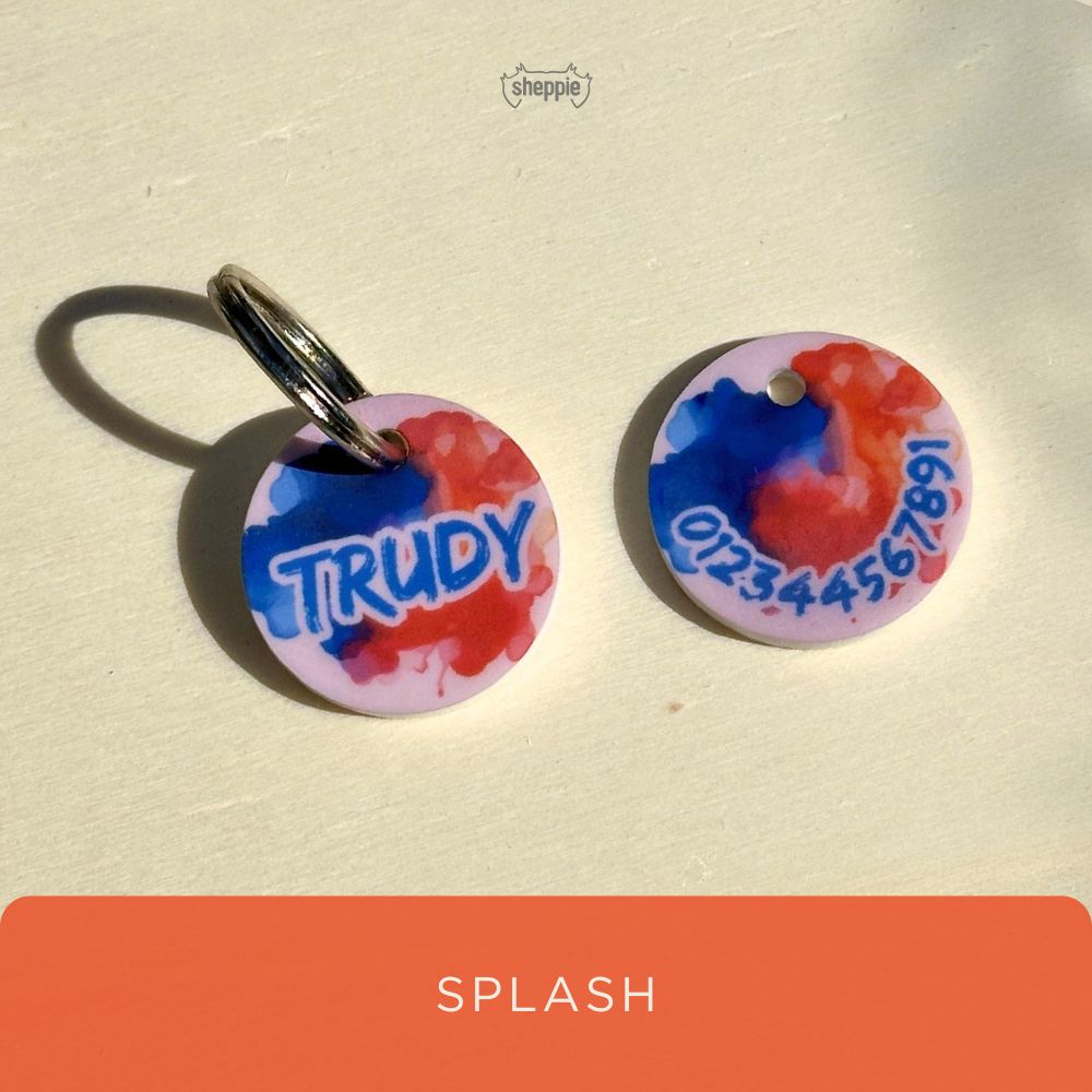 Hundemarke im Splash-Design mit Namen und Telefonnummer gratis personalisiert. Geräuschlos und leicht von Sheppie. Ideal auch für kleine Hunde.
