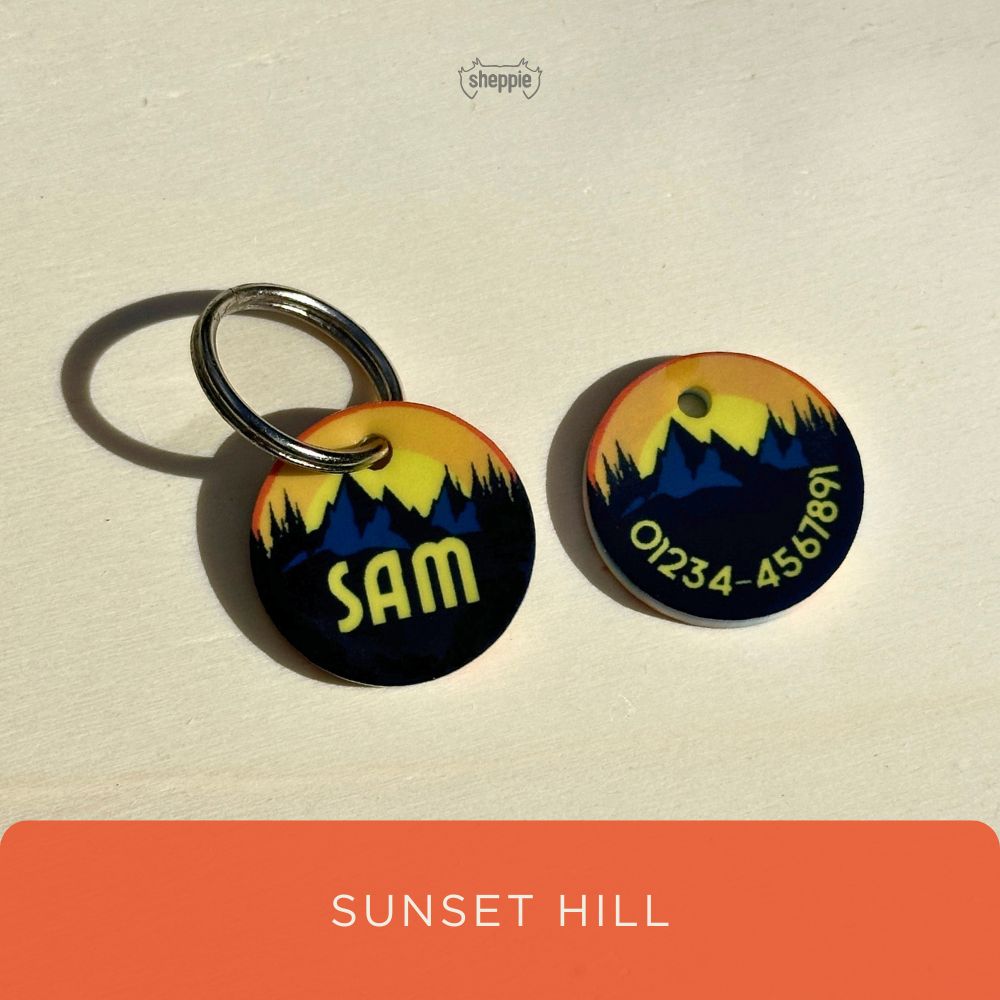 Hundemarke im Sunset Hill-Design mit Namen und Telefonnummer gratis personalisiert. Mit Schlüsselring. Geräuschlos und leicht von Sheppie.