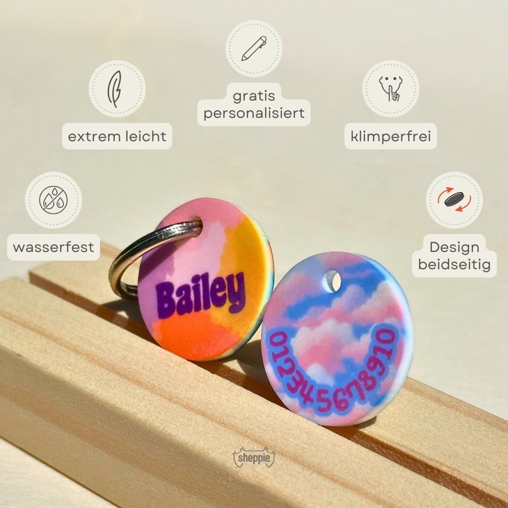 Vorteile der Hundemarke von Sheppie. Mit Pastel und Deamy Clouds-Design mit Namen und Telefonnummer gratis personalisiert. Mit Schlüsselring.