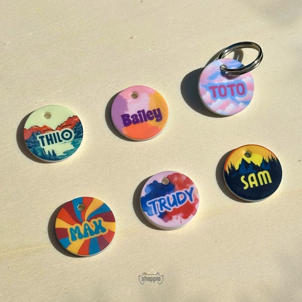 Runde Hundemarken mit Gravur. Geräuschlos, ultraleicht und klimperfrei aus Acryl, in bunten Designs mit gratis Personalisierung Name und Telefonnummer von Sheppie.