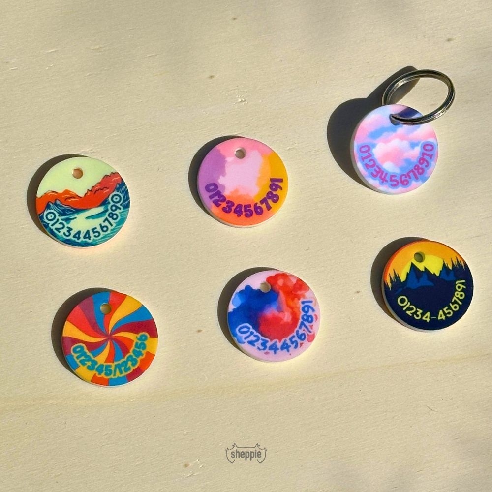 Leichte Hundemarken mit Gravur. Geräuschlos, ultraleicht aus Acryl, in bunten Designs mit gratis Personalisierung Name und Telefonnummer von Sheppie. Beispiele von Telefonnummern auf bunten Designs.