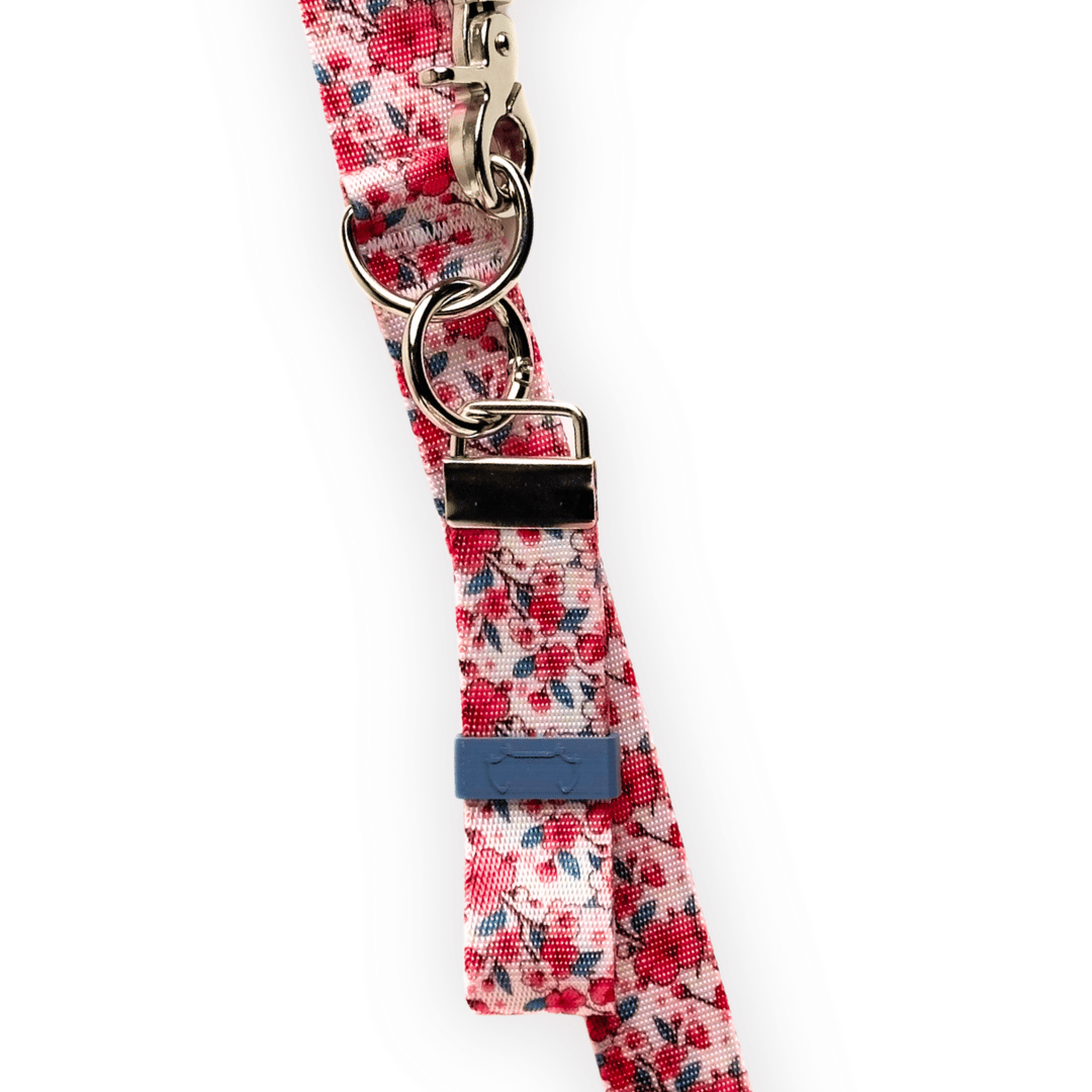Hundekotbeutelhalter mit Kirschblüten an einer Hundeleine mit Cherry Blossom Muster