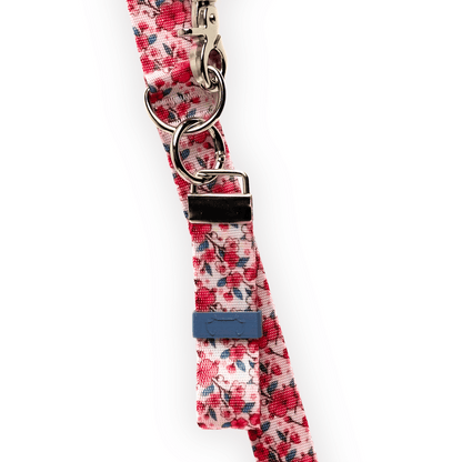 Hundekotbeutelhalter mit Kirschblüten an einer Hundeleine mit Cherry Blossom Muster