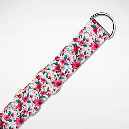 Nahaufnahme des Kirschblüten Zugstopp Halsband für gratis Personalisierung | Konfigurator mit Live-Ansicht von Name und Nummer personalisiert auf leichtem und weichen Hundehalsband | Martingale