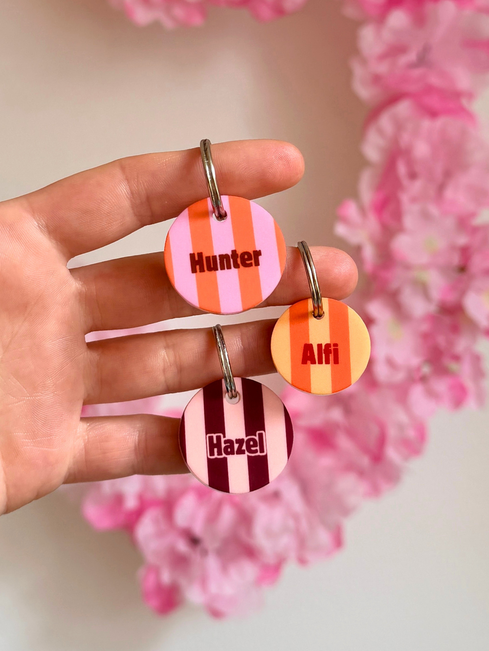 Drei moderne gestreifte Hundemarken aus Acryl, personalisiert, leicht und leise, trendige Namensschilder für Hunde