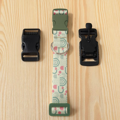 Green Boho Hundehalsband mit pastellfarbenem Boho-Muster in Mint und Rosé – flach fotografiert