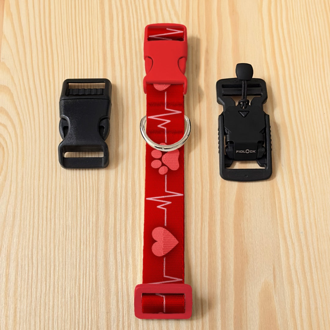 Rotes Hundehalsband „EKG Pfote“ mit Herzschlag-Design, rotem Verschluss, Klickverschluss und FIDLOCK Magnetverschluss – exklusiv bei Sheppie
