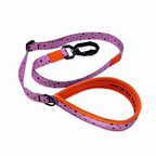 Handgemachte Hundeleine in Pink und Orange mit schwarzem Karabiner, verstellbarer Schlaufe und gepolsterter orangefarbener Handschlaufe aus Neopren.