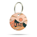 Acryl Hundemarke mit minimalistischem Landschaftsdesign, personalisiert, leise und klimperfrei, Dog ID mit Namen „Kahu“