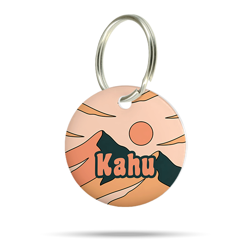 Acryl Hundemarke mit minimalistischem Landschaftsdesign, personalisiert, leise und klimperfrei, Dog ID mit Namen „Kahu“