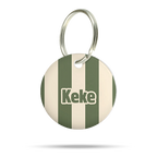 Personalisierte Hundemarke aus Acryl mit khakifarbenen und beigen Streifen sowie dem Namen Keke auf weißem Hintergrund.