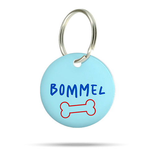Personalisierte Hundemarke aus Acryl mit blauem Untergrund und rotem Knochen sowie dem Namen Bommel in dunkelblauer Schrift auf weißem Hintergrund.