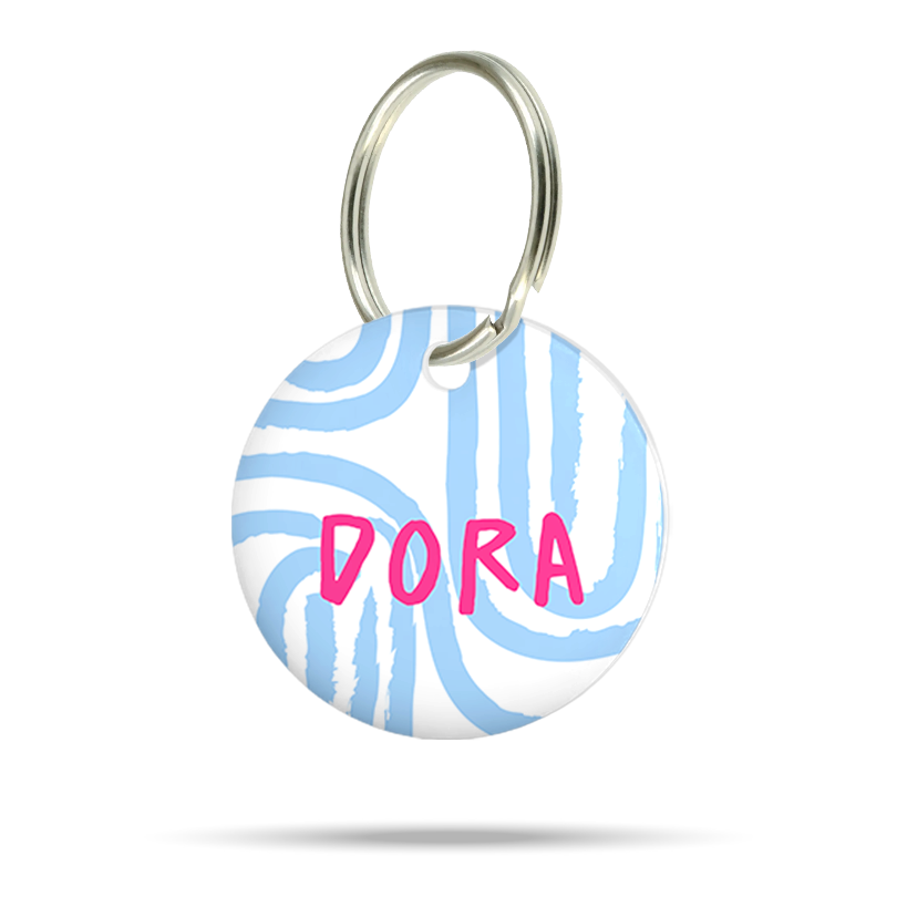 Personalisierte Hundemarke aus Acryl mit blauen Kringel auf weißem Hintergrund, leicht, geräuschlos und klimperfrei, Namensschild mit pinken Namen „Dora“