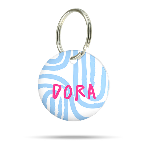 Personalisierte Hundemarke aus Acryl mit blauen Kringel auf weißem Hintergrund, leicht, geräuschlos und klimperfrei, Namensschild mit pinken Namen „Dora“