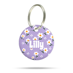 Acryl Hundemarke mit lila Blumenmuster, personalisiert, leise und klimperfrei, elegantes Namensschild