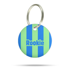 Personalisierte Hundemarke aus Acryl mit blauen und grünen Streifen sowie dem Namen Rookie auf weißem Hintergrund.