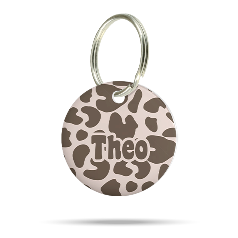 Acryl Hundemarke im Leo Design braun, personalisiert, leise und klimperfrei, stylische Dog ID mit Namen „Theo“