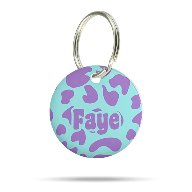 Personalisierte Hundemarke aus Acryl im Leo Design lila, leicht, geräuschlos und klimperfrei, Namensschild mit Namen „Faye“