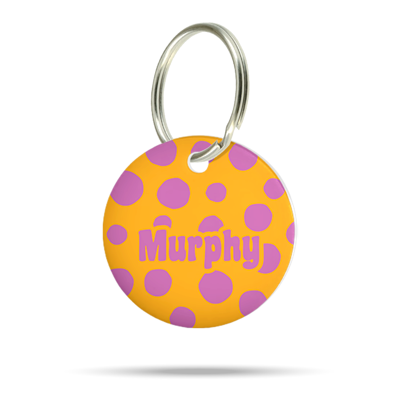 Personalisierte Hundemarke aus Acryl in Neon Orange mit lila Punktmuster und dem Namen Murphy auf weißem Hintergrund.