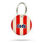 Personalisierte Hundemarke aus Acryl mit roten und beigen Streifen sowie dem Namen Cody auf weißem Hintergrund.