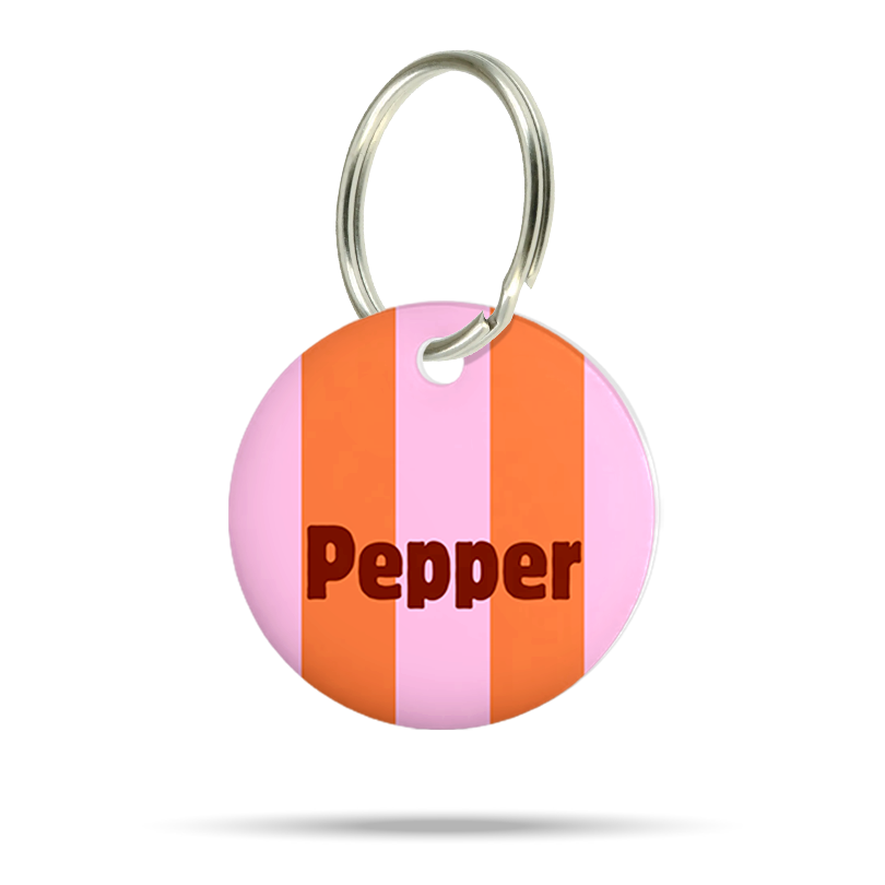 Acryl Hundemarke mit Streifen Design in warmen Farben, personalisiert, leise und klimperfrei, Namensschild mit Namen „Pepper“