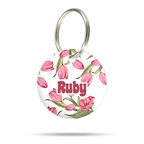 Acryl Hundemarke mit floralen Tulpenmotiven, personalisiert, leise und klimperfrei, Dog ID mit Namen „Ruby“