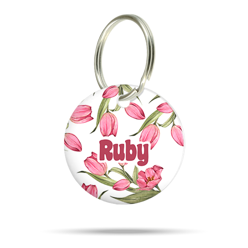 Acryl Hundemarke mit floralen Tulpenmotiven, personalisiert, leise und klimperfrei, Dog ID mit Namen „Ruby“
