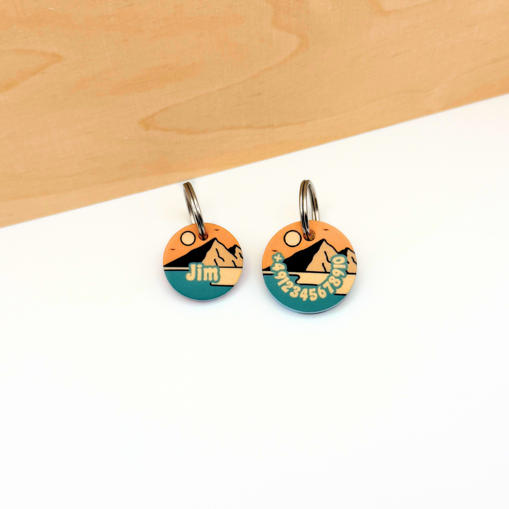 Acryl Hundemarken im grünen Adventure Design, personalisiert, leise und klimperfrei, Namensschild mit Namen „Jim“ und zusätzlicher Marke mit Telefonnummer