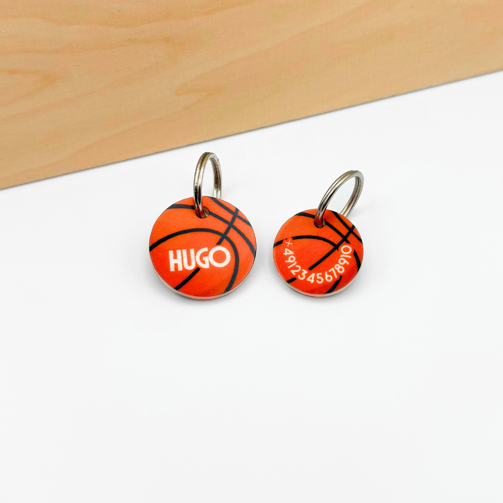 Acryl Hundemarken im Basketball Design, personalisiert, leise und klimperfrei, Namensschild mit Namen „Hugo“ und zusätzlicher Marke mit Telefonnummer