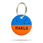 Personalisierte Hundemarke aus Acryl in Blau und Orange mit Punktmuster und dem Namen Marlo auf weißem Hintergrund.
