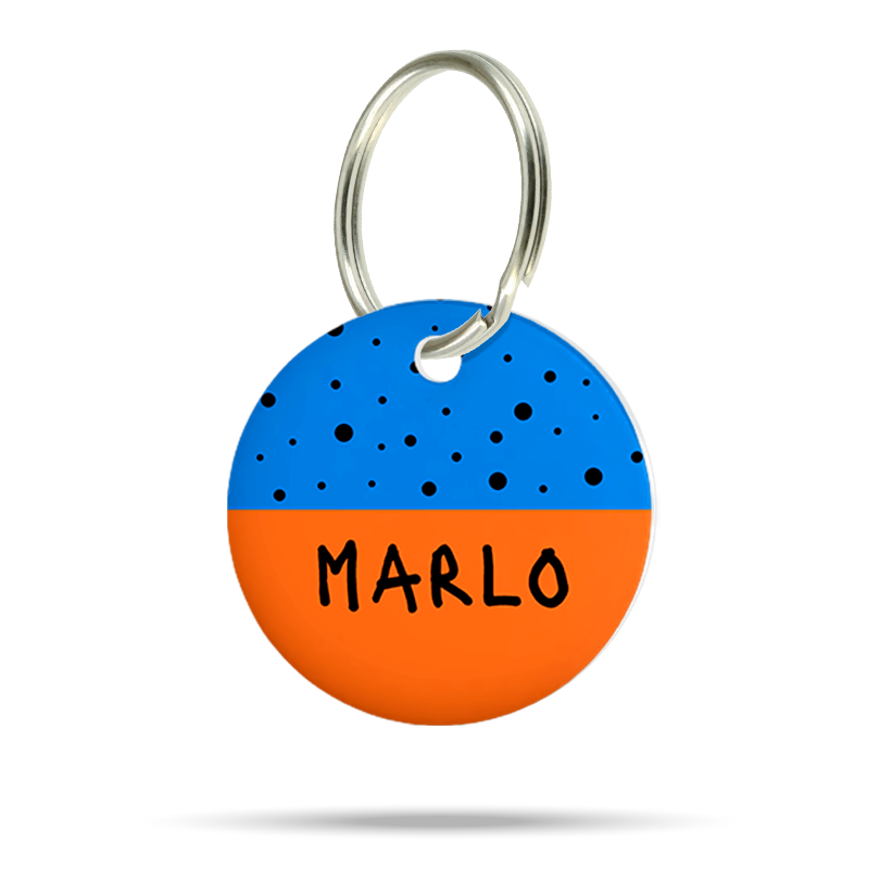 Personalisierte Hundemarke aus Acryl in Blau und Orange mit Punktmuster und dem Namen Marlo auf weißem Hintergrund.