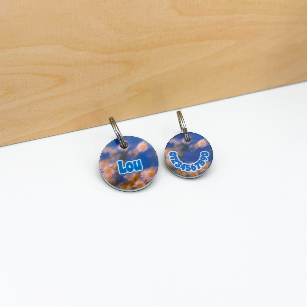 Acryl Hundemarken mit Gänseblümchen Design, personalisiert, leise und klimperfrei, Namensschild mit Namen „Lou“ und zusätzlicher Marke mit Telefonnummer