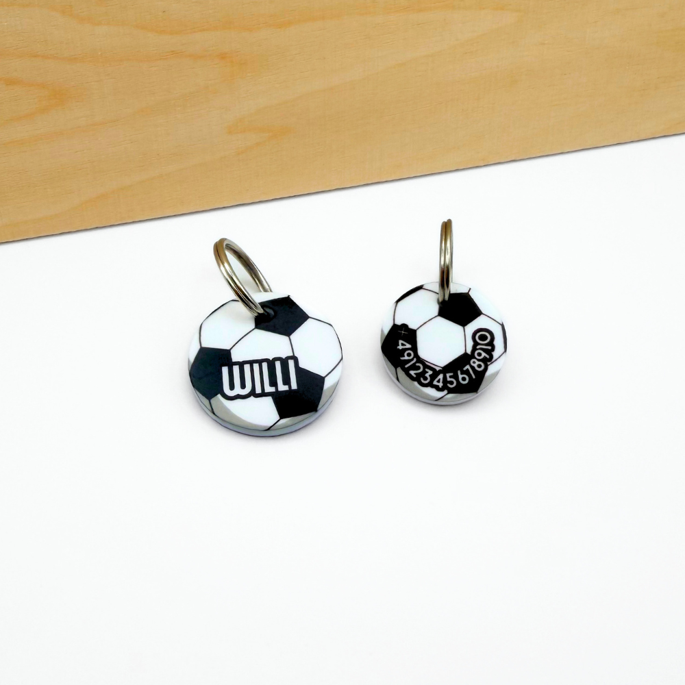 Personalisierte Hundemarken aus Acryl im Fußball Design, leicht, geräuschlos und klimperfrei, Dog ID mit Namen „Willi“ und zweiter Marke mit Telefonnummer
