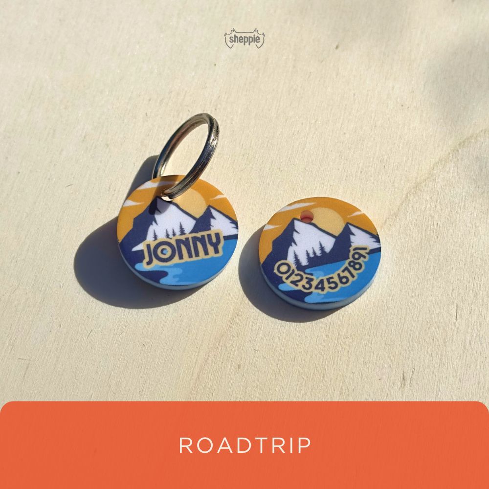 Acryl Hundemarke Roadtrip Adventure-Design mit Namen und Telefonnummer. Geräuschlos, rund & personalisiert. Empfindliche Hunde.