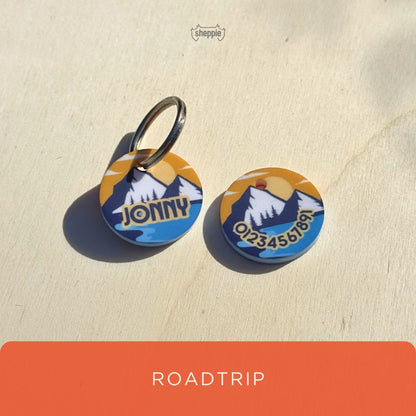 Acryl Hundemarke Roadtrip Adventure-Design mit Namen und Telefonnummer. Geräuschlos, rund & personalisiert. Empfindliche Hunde.