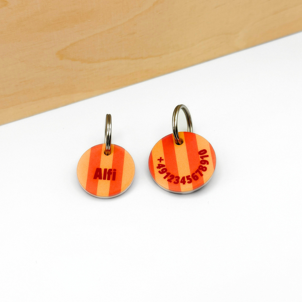 Acryl Hundemarken im gelb-orange Streifen Design, personalisiert, leise und klimperfrei, Namensschild mit Namen „Alfi“ und zusätzlicher Marke mit Telefonnummer