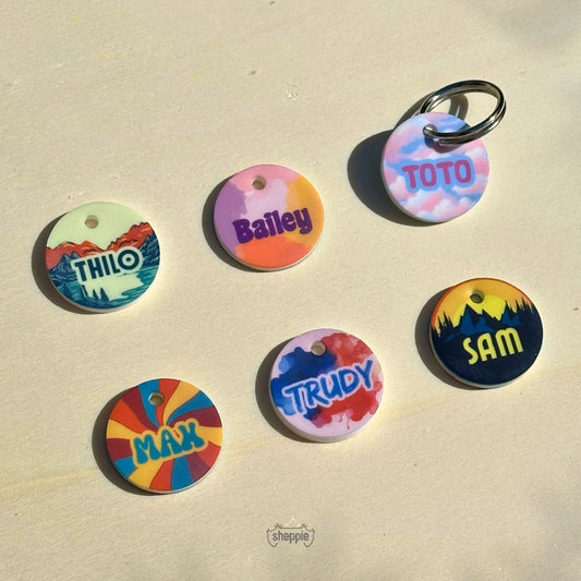 Runde Hundemarken mit Gravur. Geräuschlos, ultraleicht und klimperfrei aus Acryl, in bunten Designs mit gratis Personalisierung Name und Telefonnummer von Sheppie.