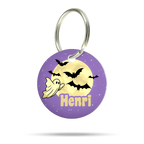 Runde personalisierte Halloween Hundemarke aus Acryl in Lila mit Geist, Fledermäusen, Name Henri und silberfarbenem Metallring.