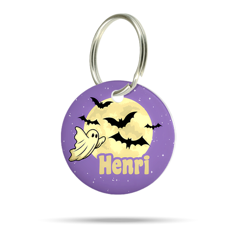 Runde personalisierte Halloween Hundemarke aus Acryl in Lila mit Geist, Fledermäusen, Name Henri und silberfarbenem Metallring.