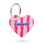 Personalisierte Hundemarke aus Acryl in Herzform mit geschwungenen rosa und pinken Streifen, Name Streusel und Metallring