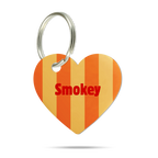 Personalisierte Hundemarke aus Acryl in Herzform mit orange-gelben Streifen, Name Smokey und silberfarbenem Metallring.