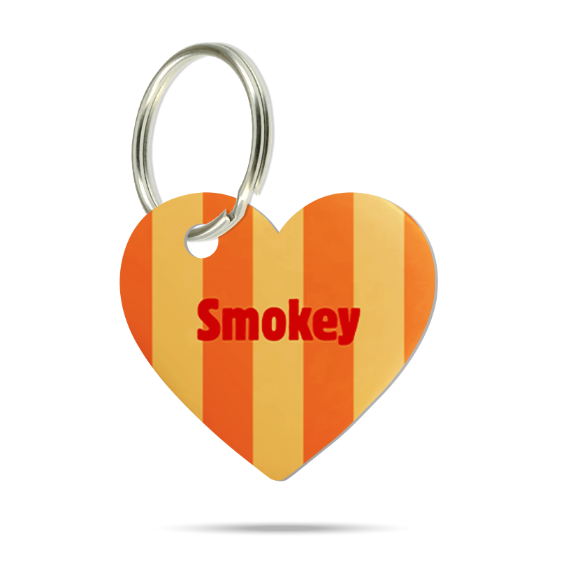 Personalisierte Hundemarke aus Acryl in Herzform mit orange-gelben Streifen, Name Smokey und silberfarbenem Metallring.