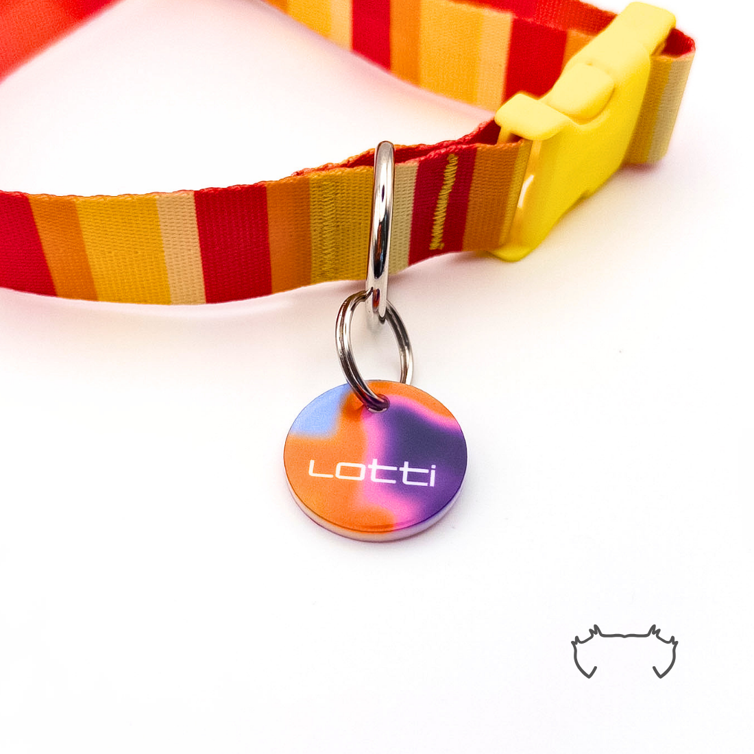 Runde Acryl-Hundemarke im bunten 2000er-Y2K-Design in Rot, Orange, Pink und Blau, befestigt an einem rot-gelb gestreiften Hundehalsband mit gelbem Verschluss.